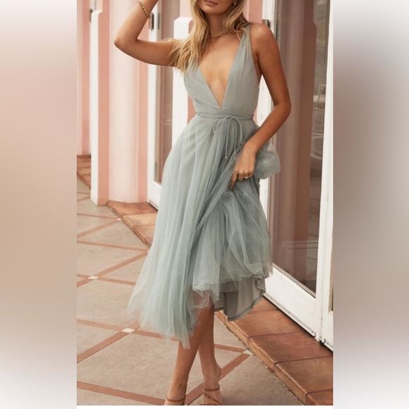 Selfie Leslie Dresses & Skirts - Selfie Leslie “Floating By” Dress